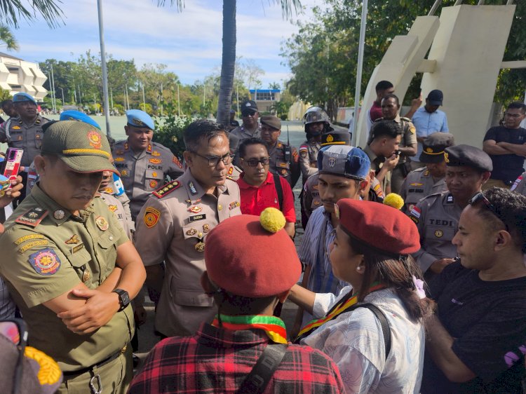 Hari Pertama Setelah Serah Terima, Kapolresta Kupang Kota Langsung Pimpin Pengamanan Aksi Unjuk Rasa.