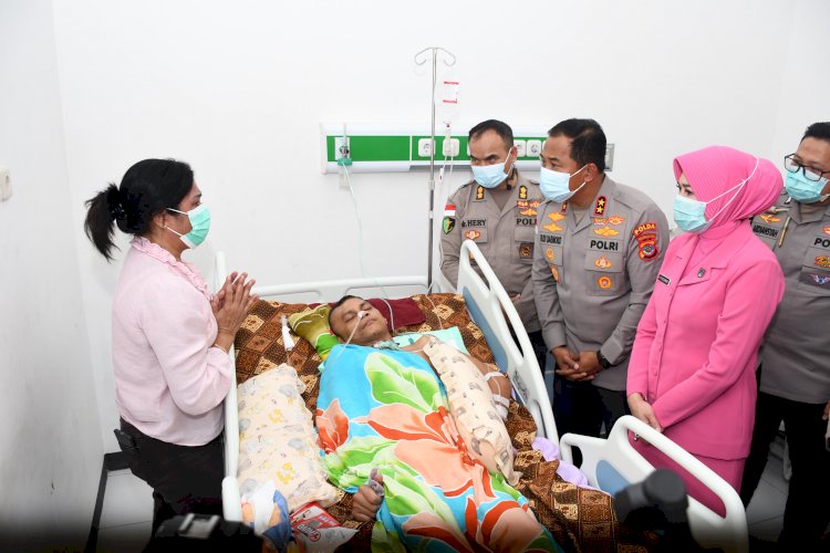 Kapolda NTT Tunjukkan Kepedulian, Jenguk Anggota Polres TTS yang Alami Laka Saat Tugas Pengawalan.