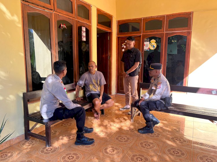 Kasidokkes dan Kasihumas Polresta Kupang Kota Kunjungi Anggota yang Sakit, Wujud Kepedulian Institusi terhadap Kesehatan Personel.