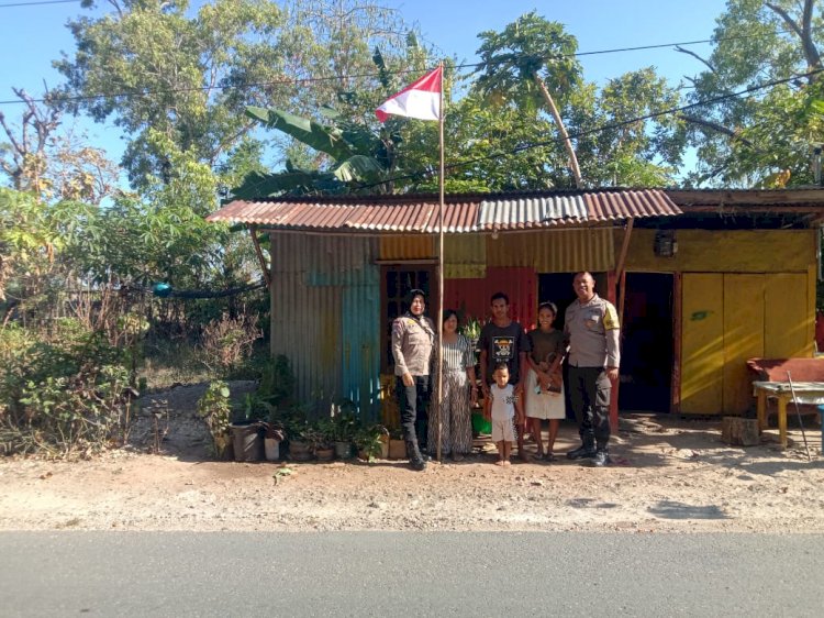 Jelang 17 Agustus, Polsek Maulafa Bagikan Bendera Merah Putih untuk Warga Kolhua.