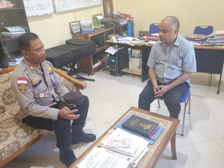 Silaturahmi Kapolsek Kota Raja dengan Pastor Paroki St. Yoseph Naikoten, Perkuat Sinergi Jaga Keamanan.