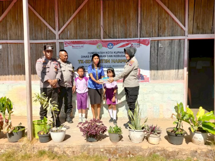 Mendukung Pendidikan Anak, Polsek Maulafa Beri Bantuan Alat Tulis ke TK-SD Kristen Harmoni.