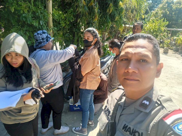 Dukung Upaya Pencegahan Rabies, Bhabinkamtibmas Kelurahan Maulafa Dampingi Vaksinasi Hewan Piaraan Warga.