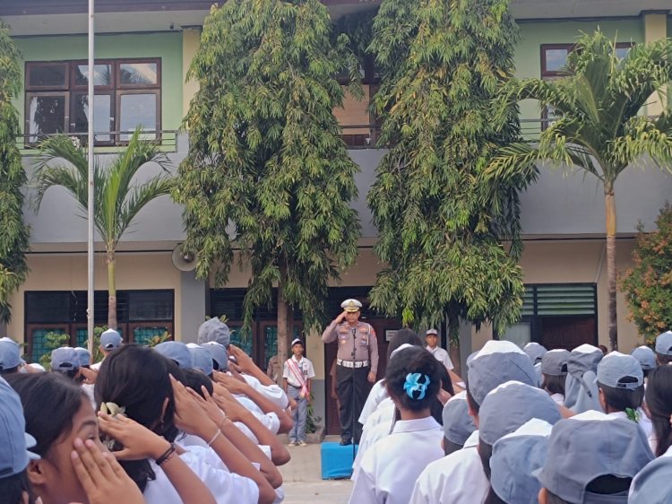 Kasat Lantas Polresta Kupang Kota Jadi Irup, dan Sosialisasi Tertib Berlalu Lintas di SMKN 1 Kupang.