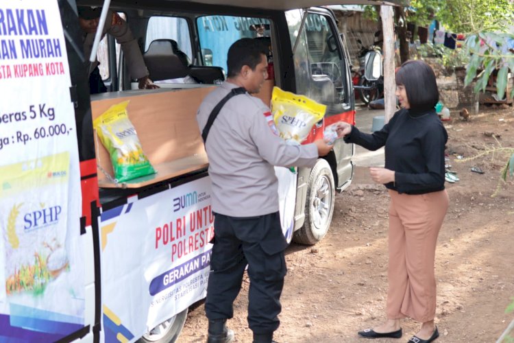 Polresta Kupang Kota Gelar Gerakan Pangan Murah di RT16 RW06 Kelurahan Pasir Panjang.