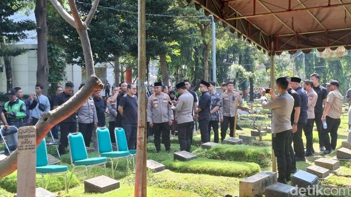 Kapolda Metro Hadiri Pemakaman Affan Kurniawan di TPU Karet Bivak