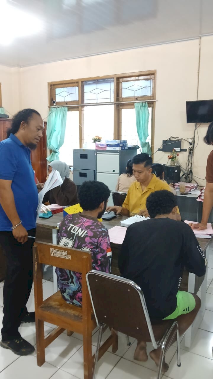 Dua Tersangka Kasus Pengeroyokan di Taman Budaya, Kini Telah Dilimpahkan Penyidik Polsek Koja ke Kejaksaan.