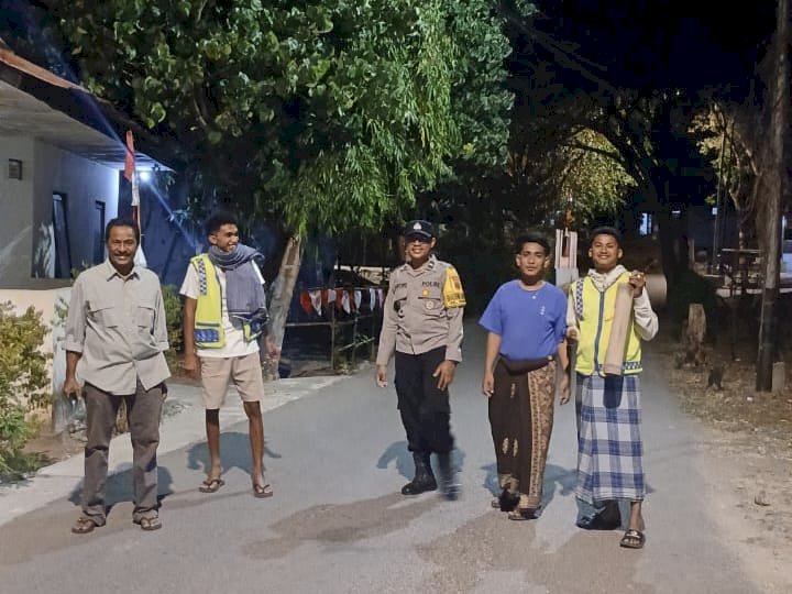 Sinergi Polri dan Masyarakat, Bhabinkamtibmas Naikolan Patroli Malam Perkuat Rasa Aman Warga.