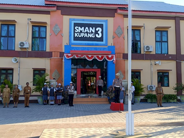 Kasat Lantas Kompol Sudirman Jadi Irup di SMA Negeri 3 Kota Kupang, Sampaikan Imbauan Tertib Berlalulintas.