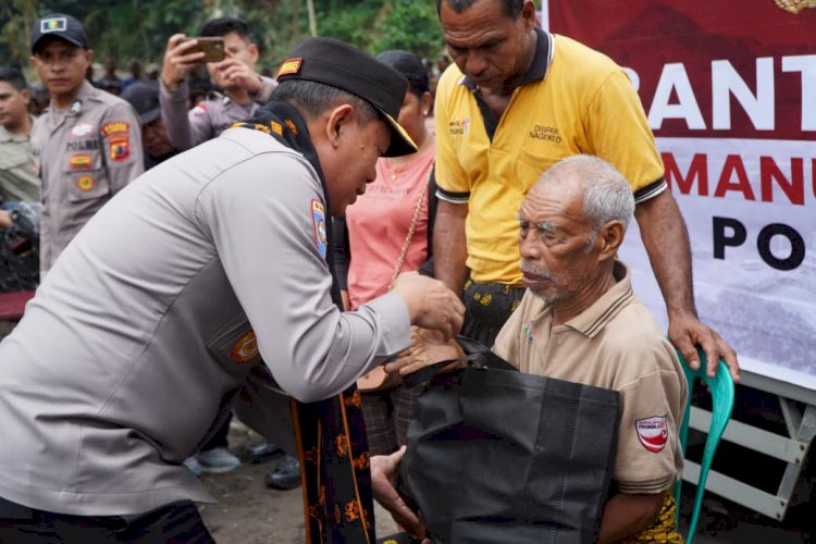 Polri Distribusikan Bantuan Kemanusiaan untuk Korban Bencana di Mauponggo, NTT.