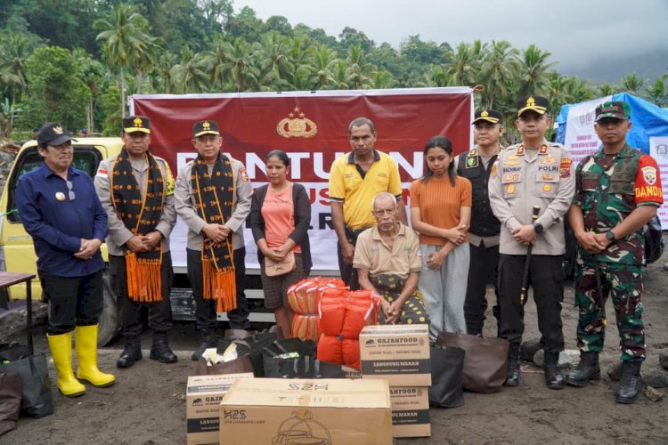 Bantuan Kemanusiaan Polri Tiba di Mauponggo, Disambut Antusias Warga dan Bupati.