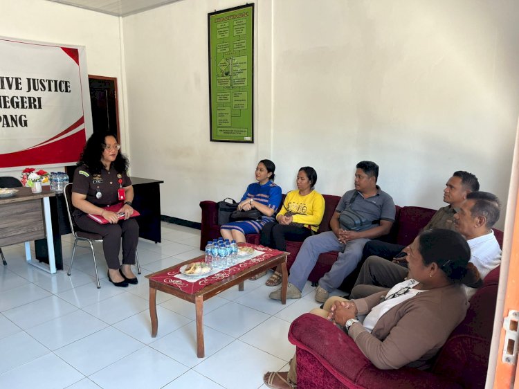 Mewakili Kapolsek Maulafa, Kanit Reskrim Hadiri Mediasi Restorative Justice Kasus Penganiayaan di Kejari Kota Kupang.