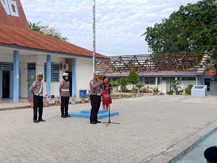 Unit Kamsel Satlantas Polresta Kupang Kota Sosialiasi Tertib Berlalu Lintas di SMA Negeri 5
