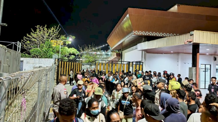 Polsubsektor Pelabuhan Tenau Amankan Proses Debarkasi dan Embarkasi Penumpang Kapal Awu di Pelabuhan Tenau Kupang