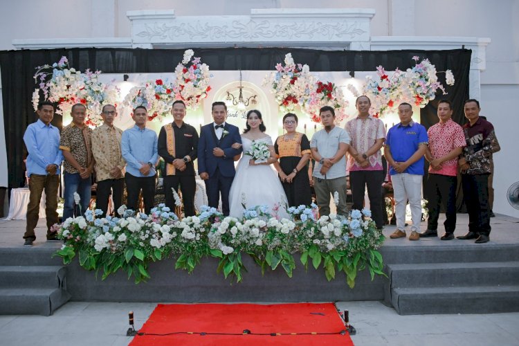 Wujud Kebersamaan, Kapolsek Maulafa Hadiri Pernikahan Anggota: Perayaan Tertib, Role Model untuk Acara Pesta Masyarakat.