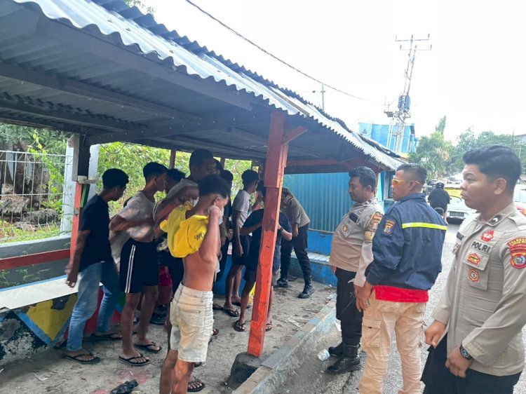 Delapan Pemuda Mabuk Diamankan Samapta Polresta Kupang Kota di Pangkalan Ojek Perumnas