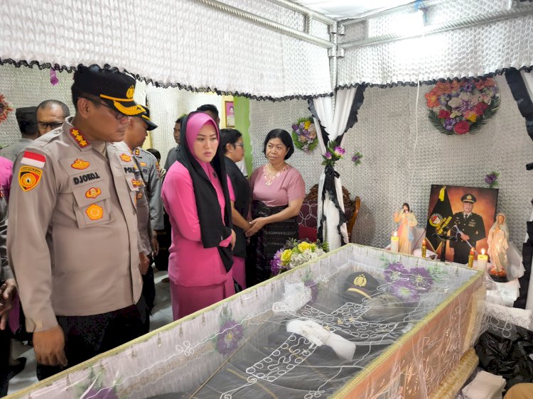 Wujud Empati, Kapolresta Kupang Kota Melayat ke Rumah Duka IPDA Rafael Sare.