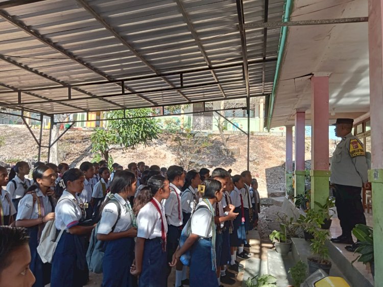 Ditunjuk Pimpin Apel Pagi, Bhabinkamtibmas Fatukoa Beri Pembinaan untuk Cegah Kenakalan Remaja di SMPN 18 Kota Kupang.