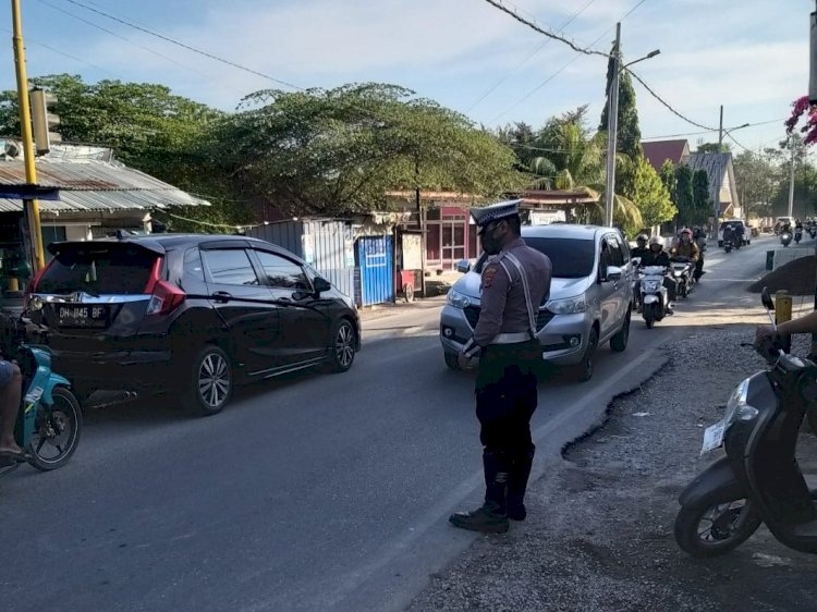 Polsek Koja Polresta Kupang Kota Gelar Pengaturan Pagi, Wujudkan Ketertiban dan Keselamatan Berlalu Lintas.