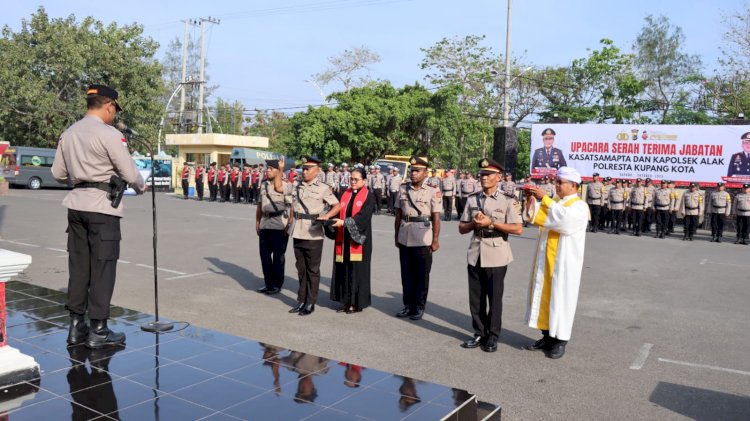 Kapolresta Kupang Kota Pimpin Upacara Sertijab Kasat Samapta dan Kapolsek Alak