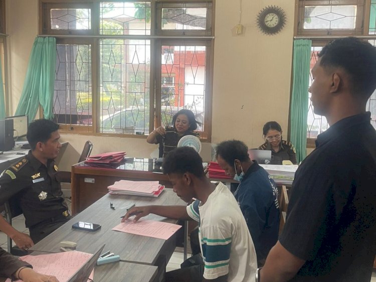 Polsek Kota Raja Serahkan Tersangka Kasus Pengeroyokan ke Kejaksaan Negeri Kota Kupang
