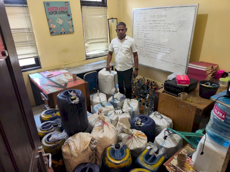 Polresta Kupang Kota Amankan 1,2 Ton Miras Ilegal yang Masuk ke Kota Kupang di Wilayah Pelabuhan.