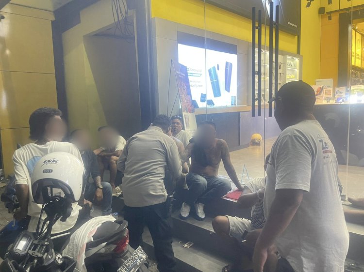 Respon Cepat Call Center 110, Polsek Kota Raja Bubarkan Kerumunan Pemuda Miras di Depan Toko Planet Gadget Kuanino.