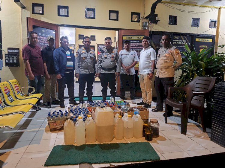 Polsek Kota Raja Intensifkan Patroli, Sita Ratusan Botol Miras Ilegal Guna Ciptakan Kondisi Aman.