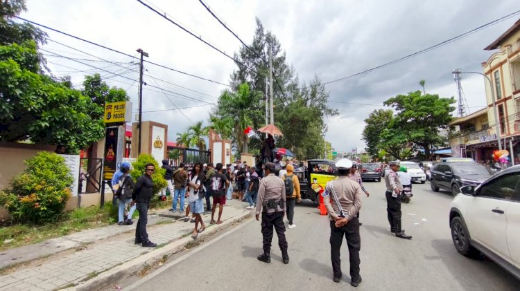 Kabagops Polresta Kupang Kota Pimpin Pengamanan Aksi Damai Aliansi Keadilan di Depan Polda NTT