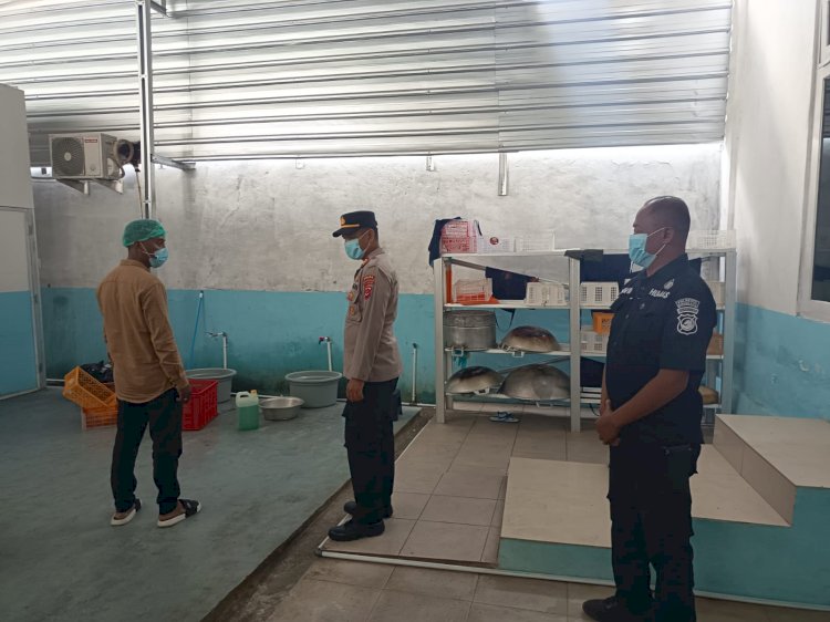 Kapolsek Maulafa Tinjau Dua SPPG, Tekankan Keamanan Makanan dan Keselamatan Berkendara dalam Pelayanan MBG.