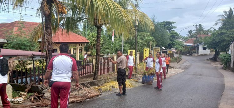 Polsek Kota Raja Laksanakan Apel Pagi, Olahraga, dan Kerja Bakti Membersihkan Lingkungan, Dipimpin Kapolsek AKP Frids Mada.
