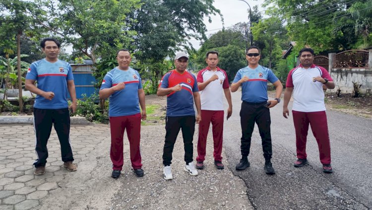 Kapolsek Maulafa dan Anggota Gelar Korve dan Olahraga Lari di Akhir Pekan: Jaga Kesehatan dan Solidaritas.