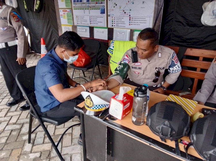 Dokkes Polresta Kupang Kota Cek Kesehatan Anggota Pos OpsZebra Turangga dan Bagikan Vitamin.