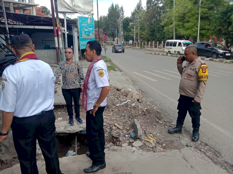 Bhabinkamtibmas Naikoten Satu Tanggap Keluhan Warga Soal Banjir Akibat Drainase Tersumbat