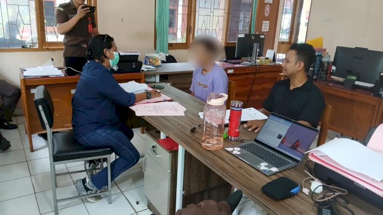 Kasus Penganiayaan di Kupang, Polsek Kota Raja Serahkan Tersangka dan Barang Bukti ke Kejaksaan.