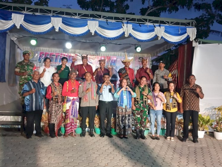 Bhabinkamtibmas Polsek Alak Kawal dan Sukseskan Festival Budaya di Manulai Dua .