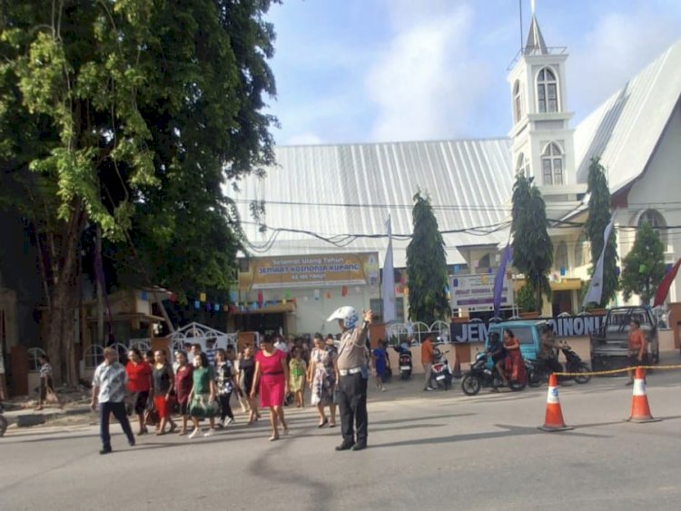 Satlantas Polresta Kupang Kota Lakukan Pengamanan dan Pengaturan Lalin di Sejumlah Gereja