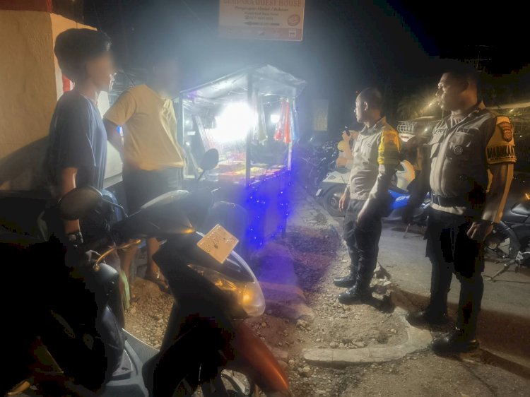 Bhabinkamtibmas Kota Raja Gelar Patroli Dialogis, Tertibkan Penjualan Petasan dan Kembang Api.