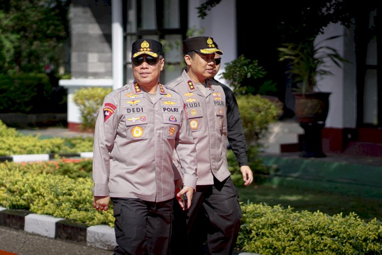 Wakapolri Komjen Pol. Dr. Dedi Prasetyo Tiba di Kupang, Disambut Hangat Kapolda NTT