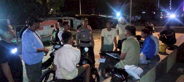 Kapolsek Alak Pimpin Patroli Malam, Bubarkan Kerumunan Remaja di Nunbaun Sabu.