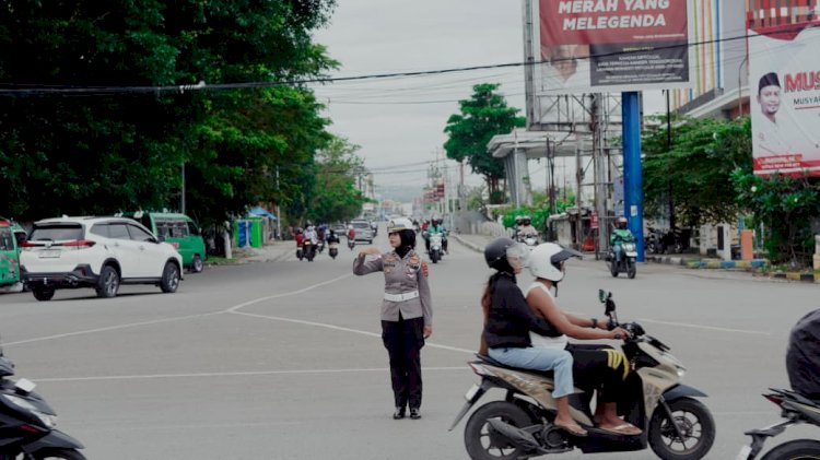 Jaga Kelancaran Arus, Satlantas Polresta Kupang Kota Lakukan Pengaturan Lalin di Beberapa Titik Strategis.