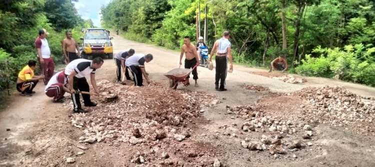 Polsek Alak, Polresta Kupang Kota Gelar Kerja Bakti Perbaikan Jalan Rusak di Kelurahan Penkase Oeleta.