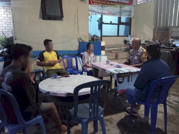 Kasus KDRT Dipicu Miras, Bhabinkamtibmas Batuplat Berhasil Mediasi Secara Humanis.