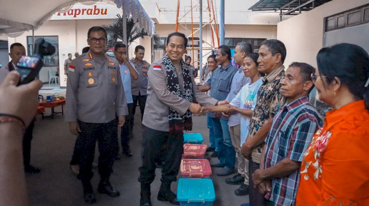 Kapolda NTT Serahkan Paket Sembako, Usai Resmikan Sembilan Titik Sumur Bor bagi Warga Kota Kupang.
