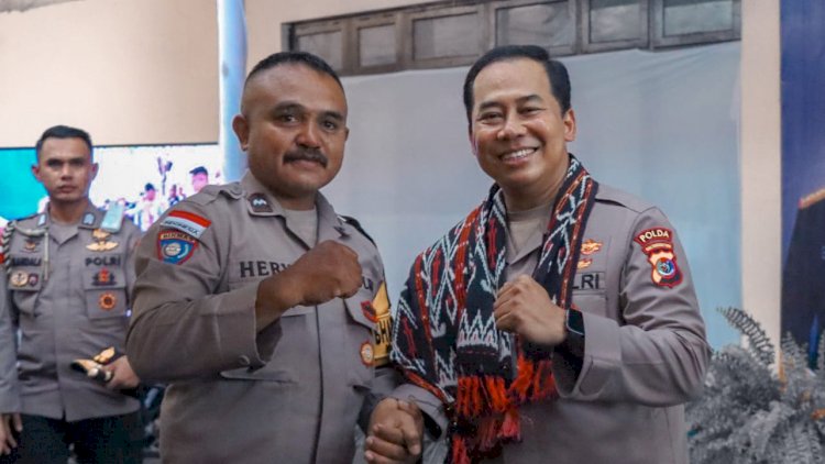 Kapolda NTT Serahkan Paket Sembako, Usai Resmikan Sembilan Titik Sumur Bor bagi Warga Kota Kupang.