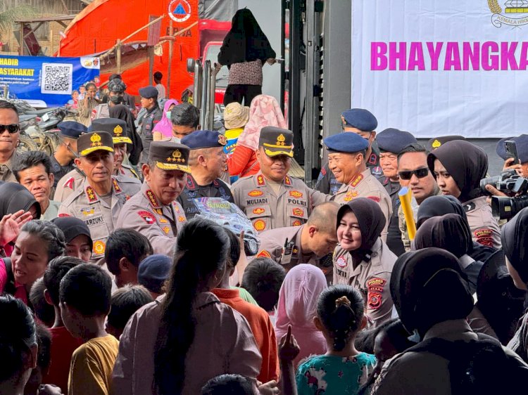 Kapolri Tinjau Posko Pengungsian di Aceh Tamiang, Salurkan Bantuan ke Korban Bencana.