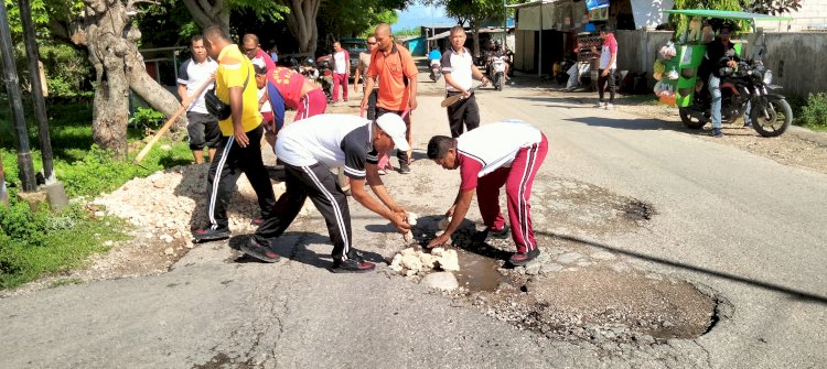 Polsek Alak, Polresta Kupang Kota Kembali Melaksanakan Kerja Bakti Tahap II Perbaikan Jalan Rusak di Kelurahan Manutapen dan Penkase Oeleta.