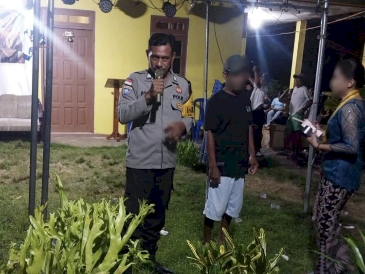 Cegah Gangguan Keamanan, Bhabinkamtibmas Bakunase Hentikan Pemutaran Musik di Pesta Wisuda Warga.