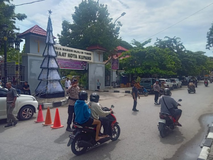 Polresta Kupang Kota Amankan Ibadah Minggu Jelang Natal, Pastikan Lalin dan Situasi Kamtibmas Kondusif.