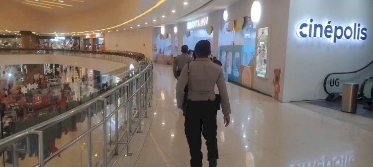 Ciptakan Rasa Aman bagi Pengunjung, Personel Pos Yan Lippo Plaza Gelar Patroli Jalan Kaki.